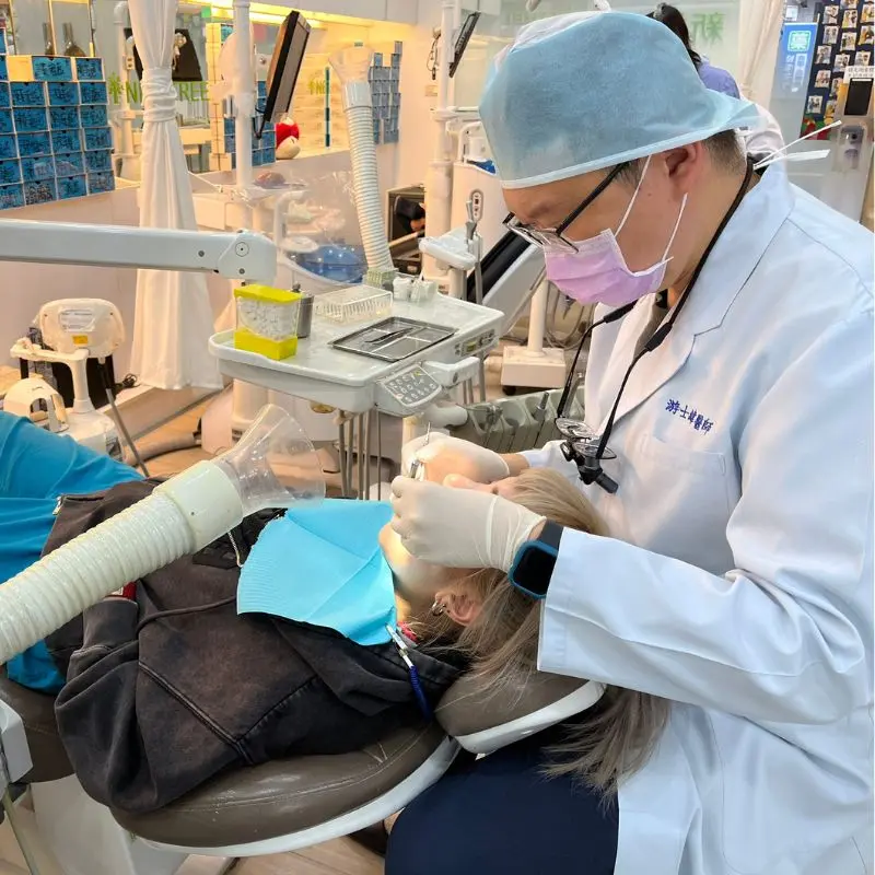 游士緯醫師-新樹牙醫-工作照